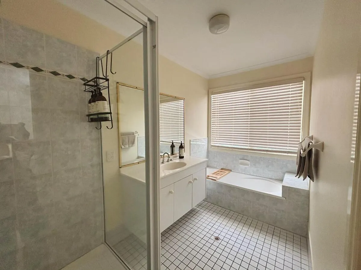 Spacious Home In Shailer Park Tanah Merah
