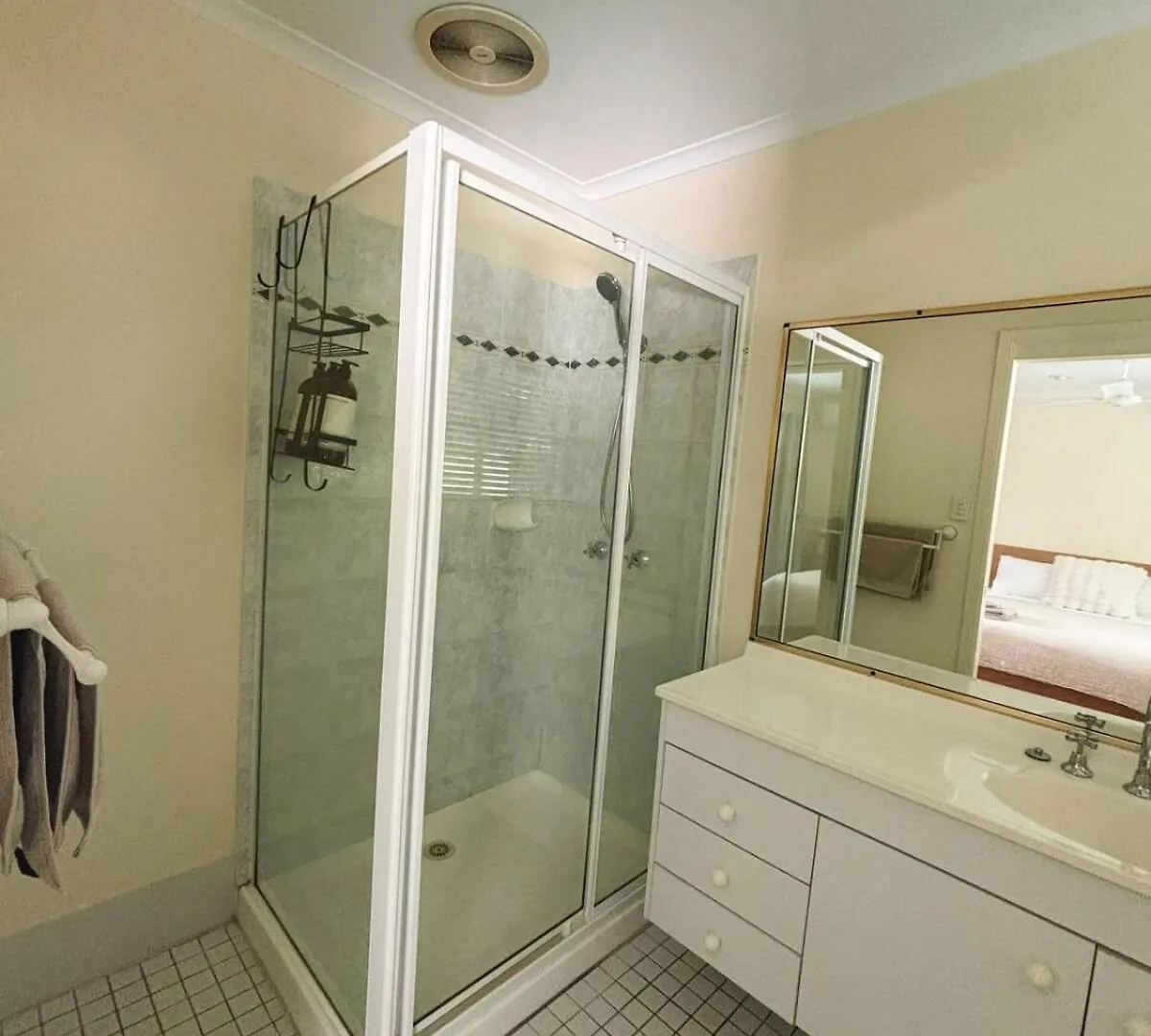 Spacious Home In Shailer Park Tanah Merah Villa